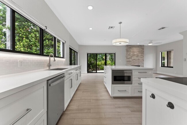 Building Photo - 1121 Bel Air Dr