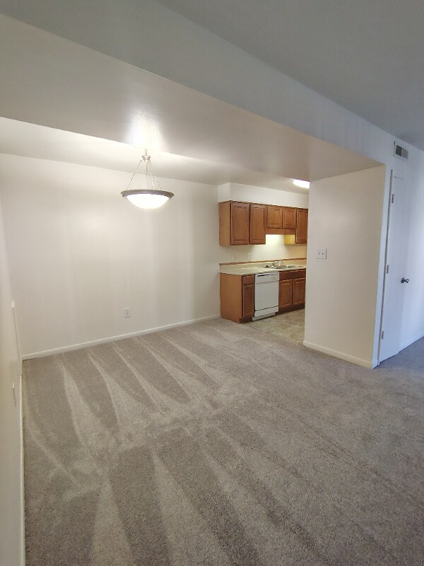 Building Photo - 600 Reusens Rd