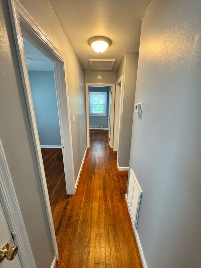 Building Photo - 3 bedroom house on quiet dead end! All ele...