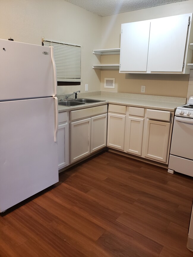 Kitchen - Windsor Court Apartments