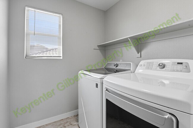 Building Photo - 5 bed / 2.5 bath Home in the San Tan Heigh...