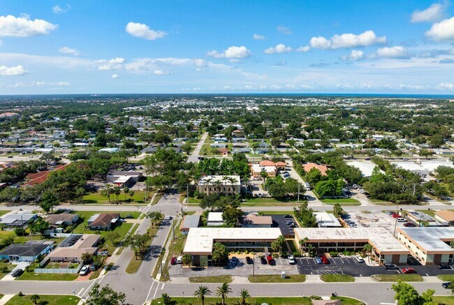 Building Photo - GORGEOUS FULLY RENOVATED 1st FLOOR 2 BEDROOM 1 BATHROOM CONDO LOCATED JUST 5 MINUTES FROM VENICE ...