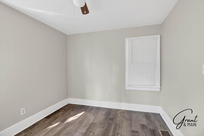 Building Photo - $1300 3 bedroom bungalow