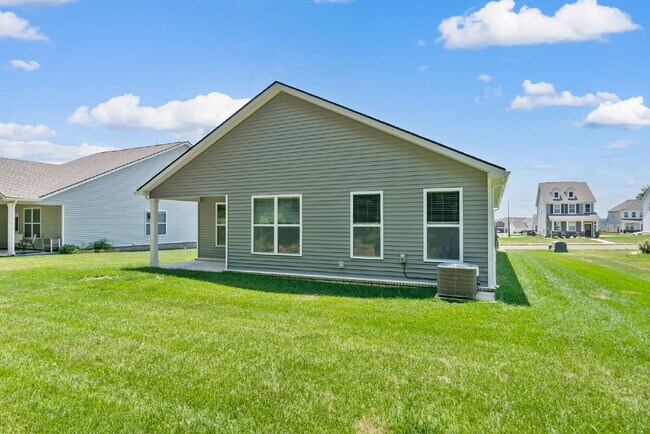 Building Photo - Spacious, Modern Ranch in Rossview!