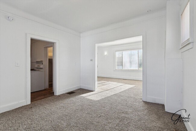 Building Photo - 2 bedroom $1200