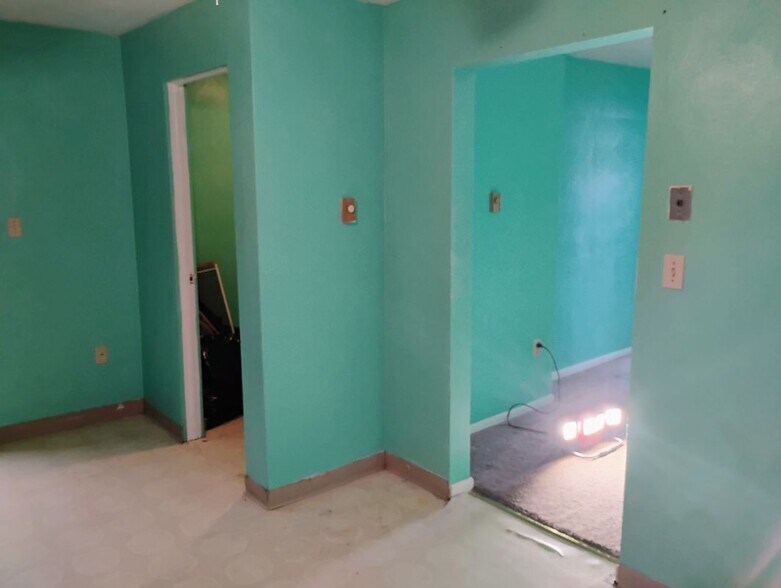 Building Photo - 560 McKean Ave