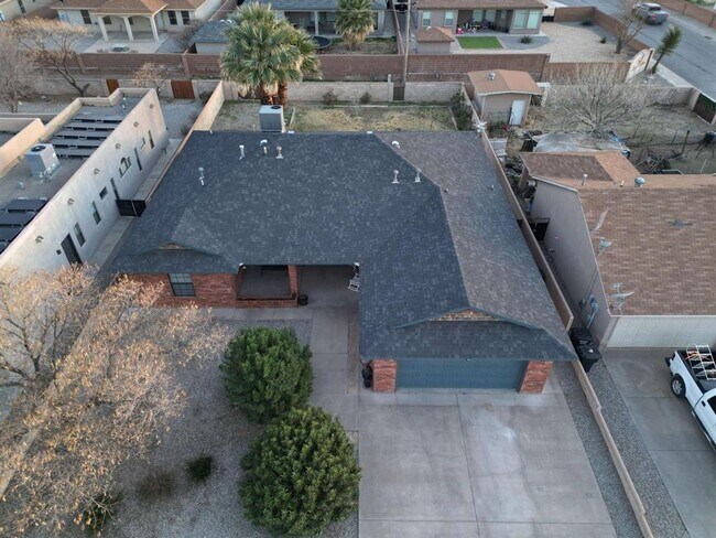 Building Photo - 3-Bedroom/2.5-Bathroom in Alamogordo, NM