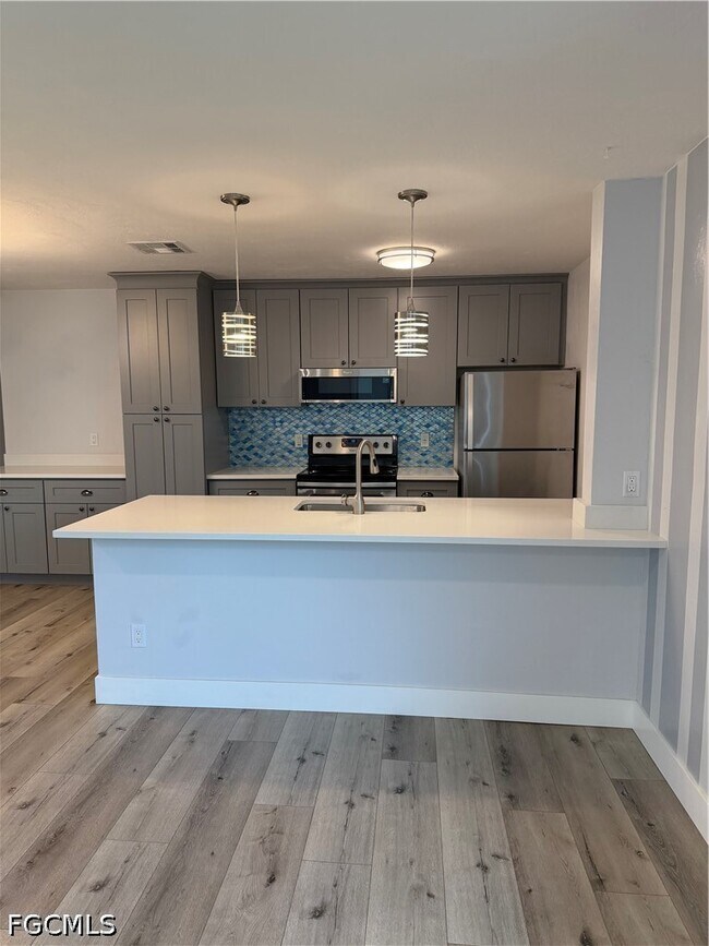 Building Photo - 3032 SE Santa Barbara Pl