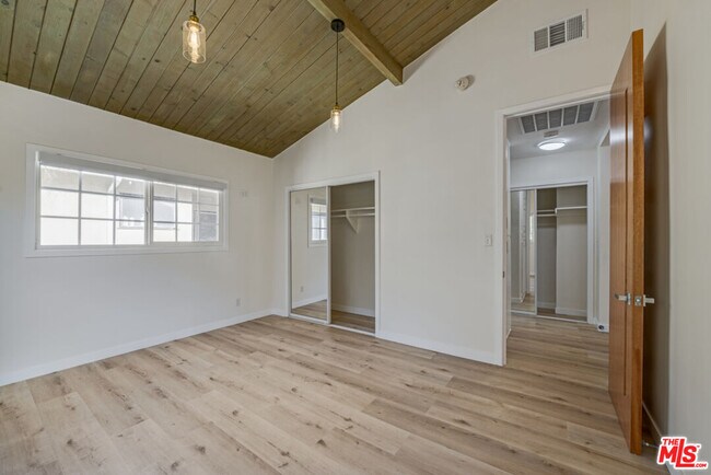 Building Photo - 853 S Bedford St