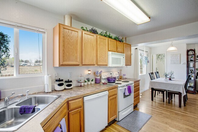 Building Photo - 3 bedroom, 1.5 Bath Townhome, Available Early June!