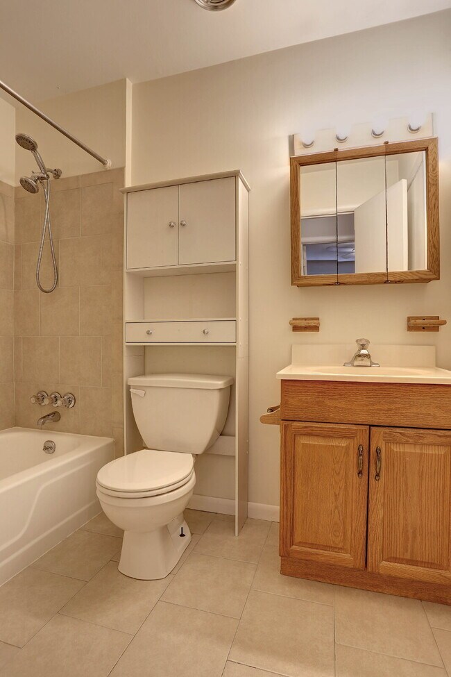 Building Photo - 3BD, 1.5BA - Beautifully Remodeled Townhome in Columbia