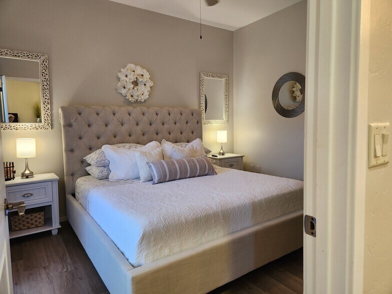 King bed - 2028 E River Rd