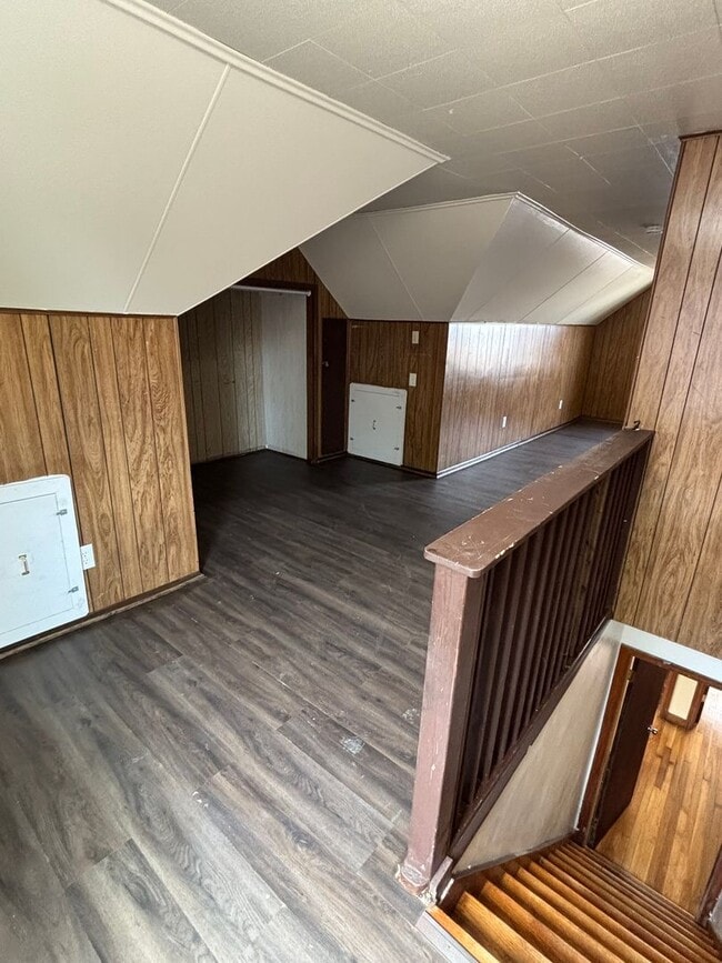 Building Photo - HUGE NICE 3BR SINGLE FAMILY HOME, PARKING,...