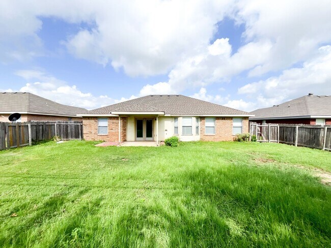 Building Photo - Available NOW!!!! Gorgeous 4 bedroom, 2 ba...