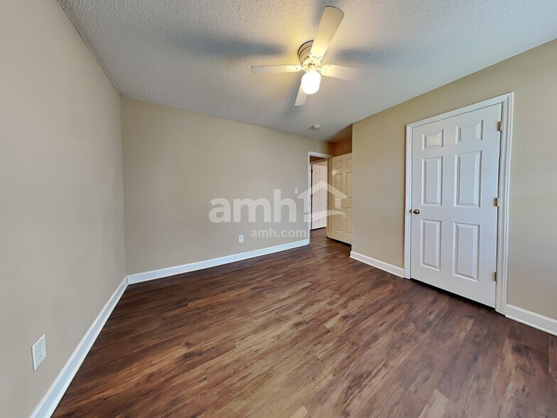 Building Photo - 125 Fiddlers Run Ct