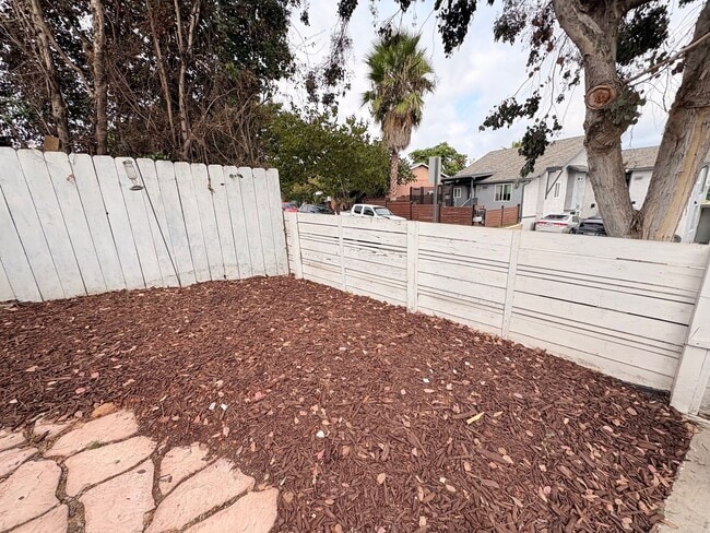 Building Photo - 4 Bedroom 2 Bath House For Rent in City He...