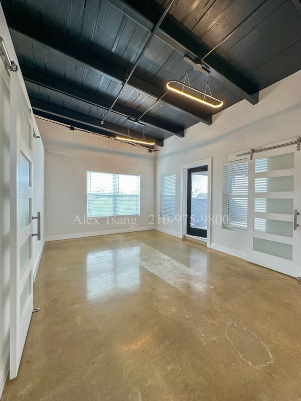 Building Photo - 811 Montana St