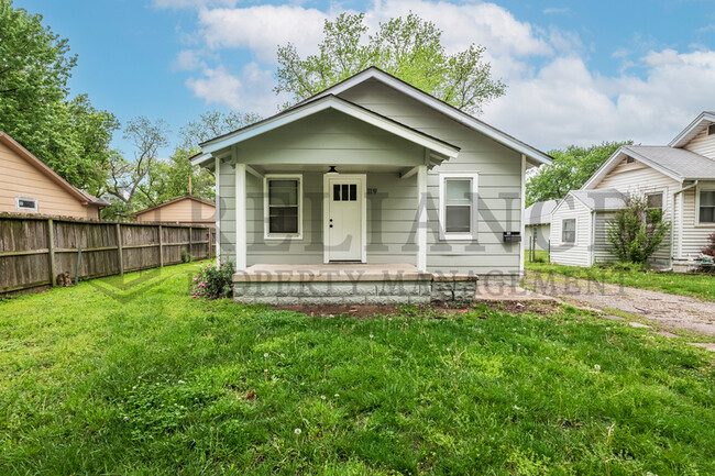 Primary Photo - 119 S Custer Ave