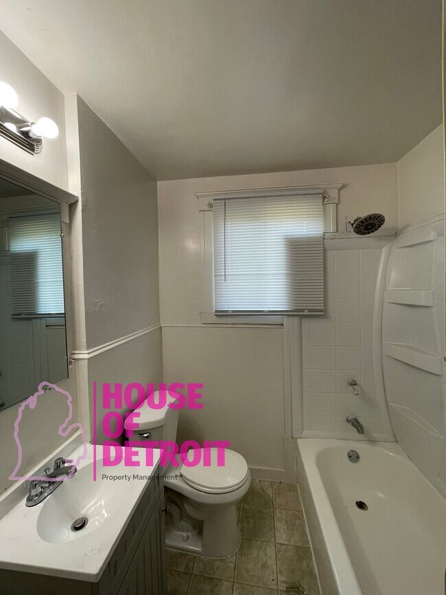 Building Photo - 3 BEDROOM 1 BATH FREE PRE-SCREEN