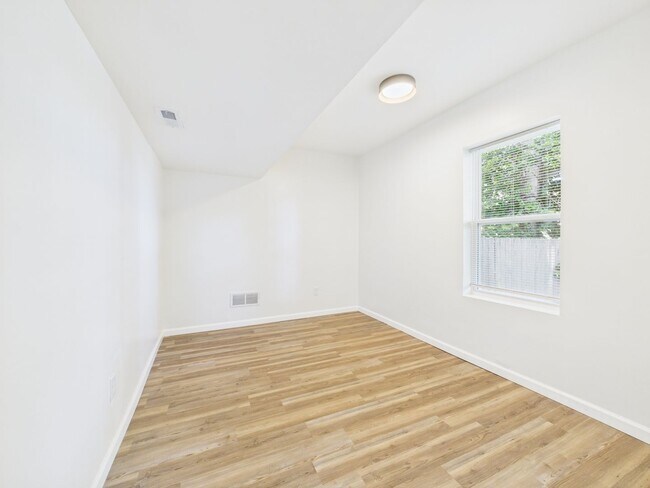 Building Photo - 633 S Fuller Ave
