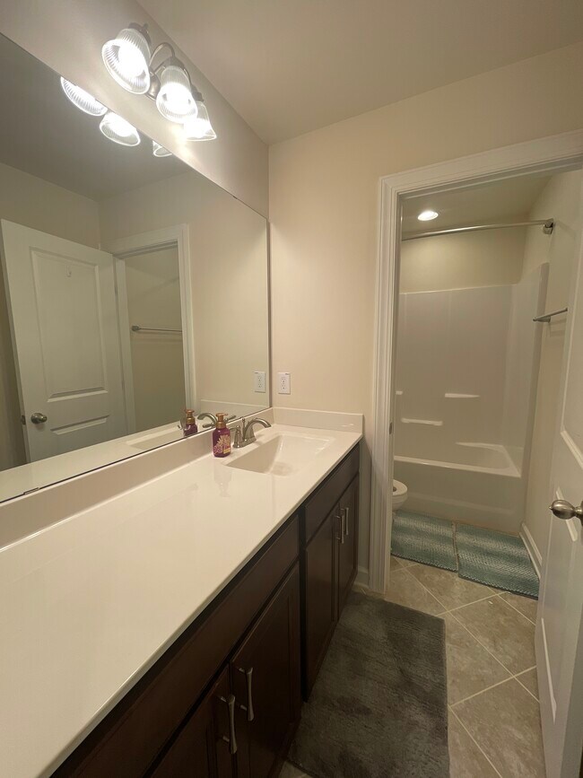 Building Photo - 1013 Travern Dr