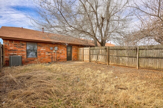 Building Photo - 628 N Robin Way