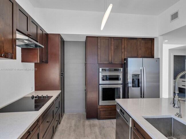 Building Photo - 725 NE 22nd St