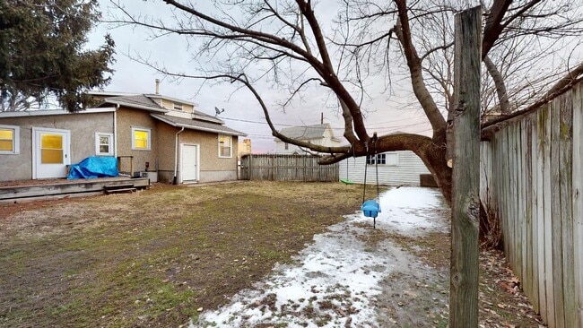 Building Photo - Walk to Restaurants and Shopping