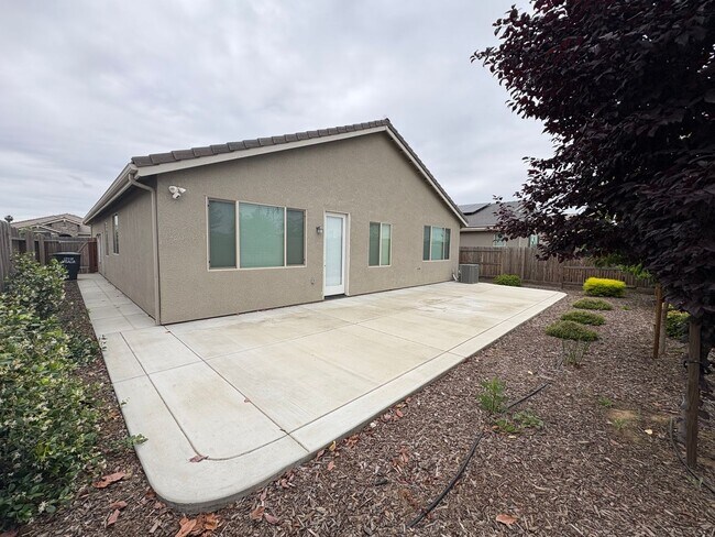 Building Photo - NW Visalia Home For Rent! Close to sports park & shopping centers!