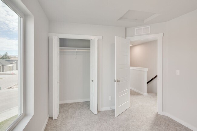 Building Photo - Beautiful 2 Bedroom Cottage Available!