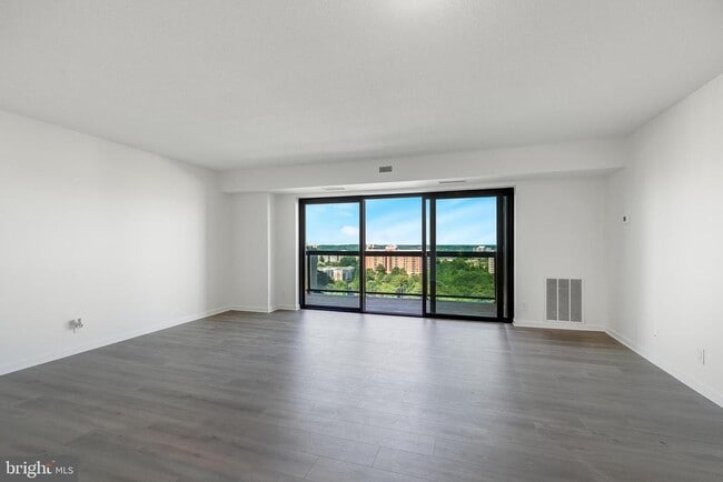 Building Photo - 307 Yoakum Pkwy