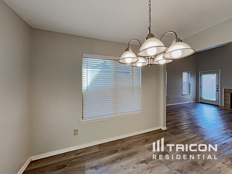 Building Photo - 1611 Sunset Village Dr