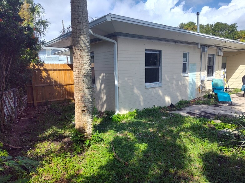 Building Photo - 318 N Oleander Ave