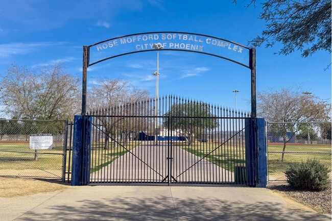 Building Photo - 3Bed/2.5Bath Townhouse at 7th St/Hatcher! Move-In Ready on 04/09/2026! -- NO HOA! ALL TILE FLOORING!