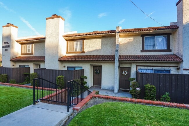 Building Photo - >>>>> TWO BEDROOM 1.5 BATHS TOWN-HOME STYL...