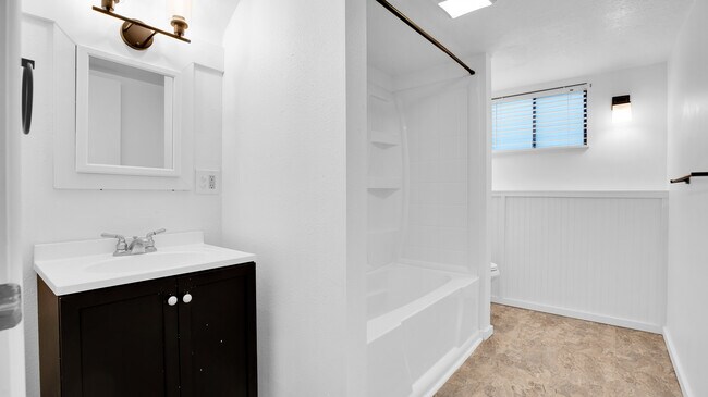 Building Photo - 8325 SW Terwilliger Blvd