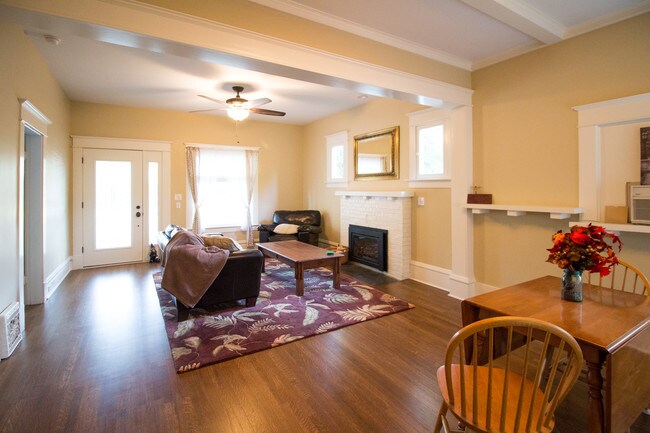 Building Photo - 1321 E Isaacs Ave