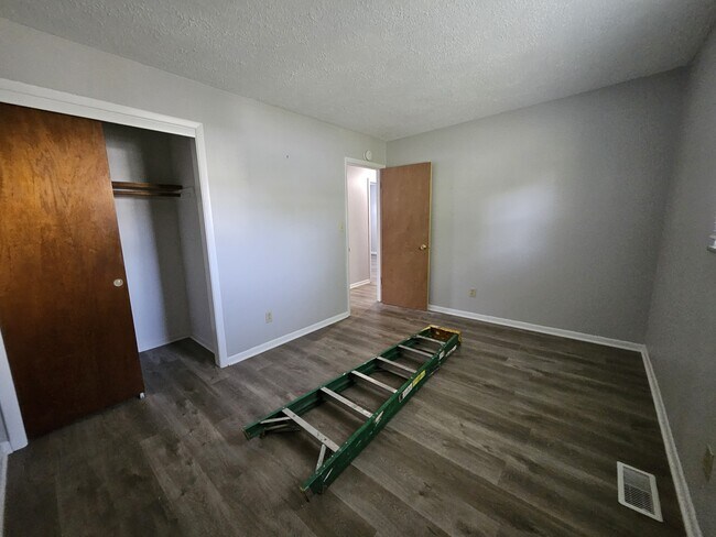 Building Photo - 1837 E Legrande Ave