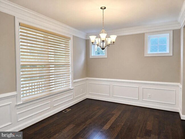 Building Photo - 3348 Burton Dr