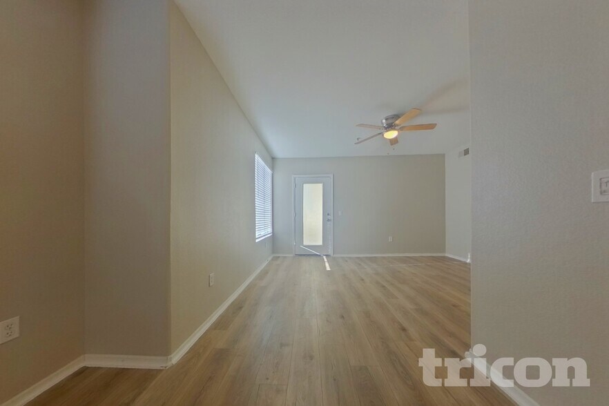 Building Photo - 4925 E Desert Cove Ave