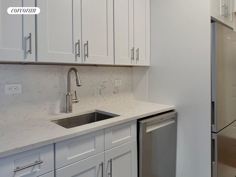 Building Photo - 210 E 68th St