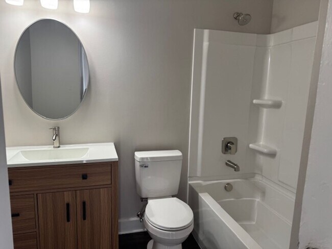 Building Photo - 2 Bedroom 1 1/2 Bath Beautifully Renovated Home in Historic Huffman Area