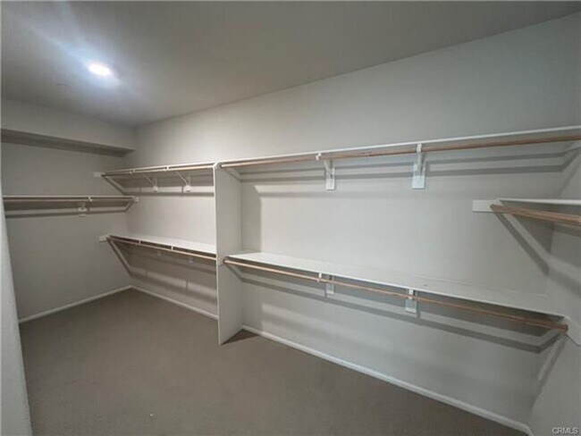 Building Photo - Spacious and beautifully appointed 5-bedroom, 3-bathroom home