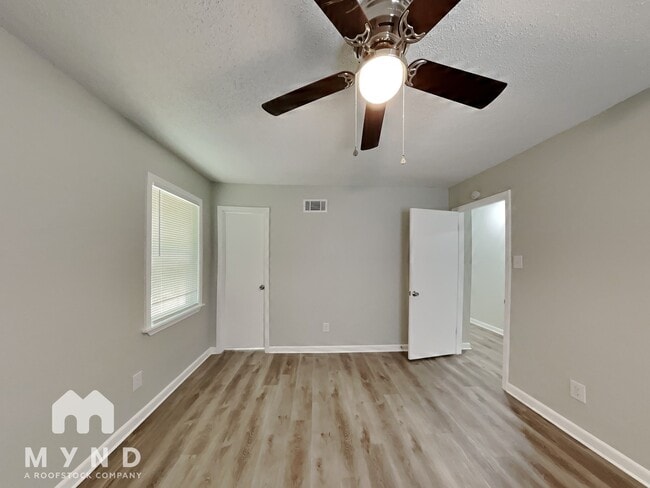 Building Photo - 2432 Kimbark Woods Cove