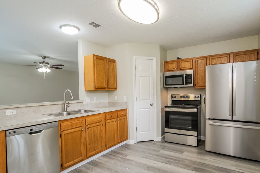 Building Photo - 1528 Glen Oaks Dr