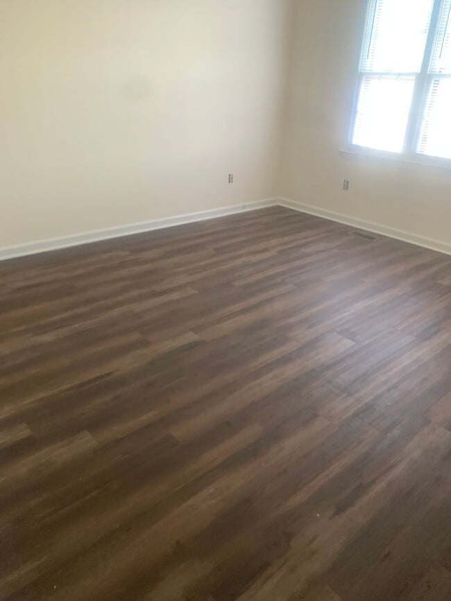 Building Photo - FREE RENT MARCH 2026-2 brm 2 bath Duplex, washer/dryer hook up, NEW COUNTERTOPS.  Pets negotiable