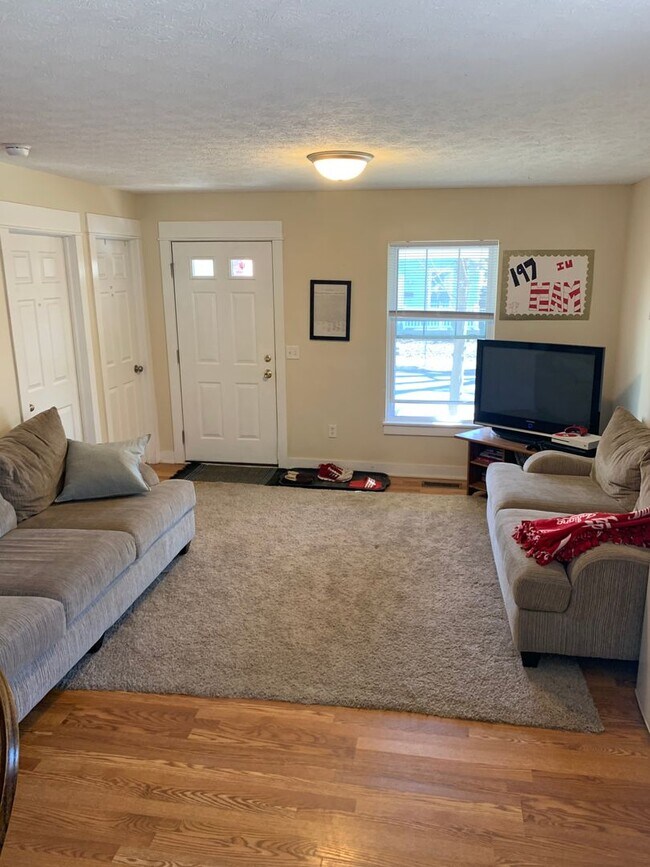 Building Photo - ***AVAILABLE AUGUST 2027*** Bedroom, 2 Bat...