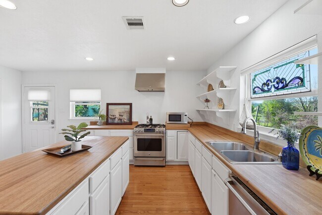 Building Photo - 180 Grove Rd