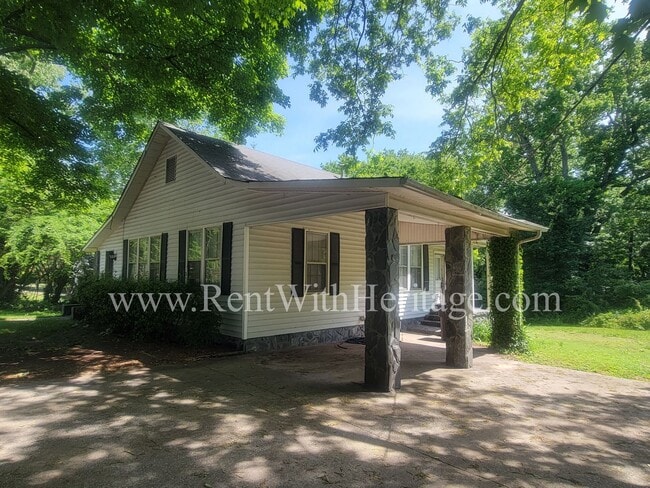 Building Photo - ENJOY THE PRESTIGE OF THIS CHARMING HOME I...
