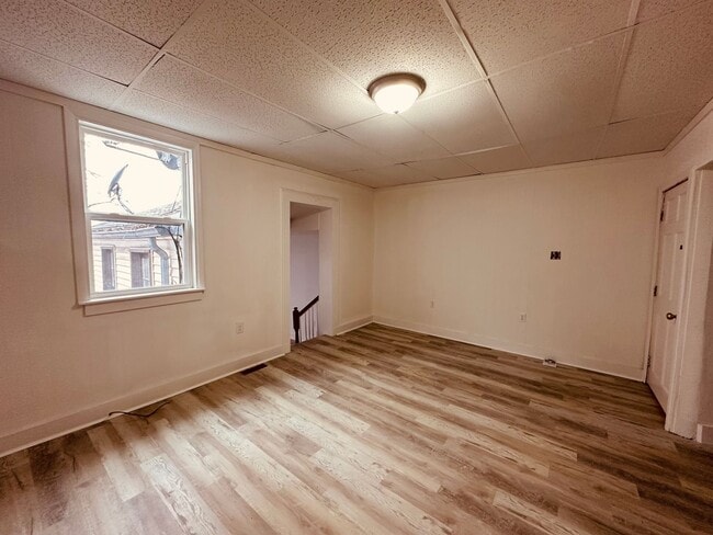 Building Photo - 118 S Queen St